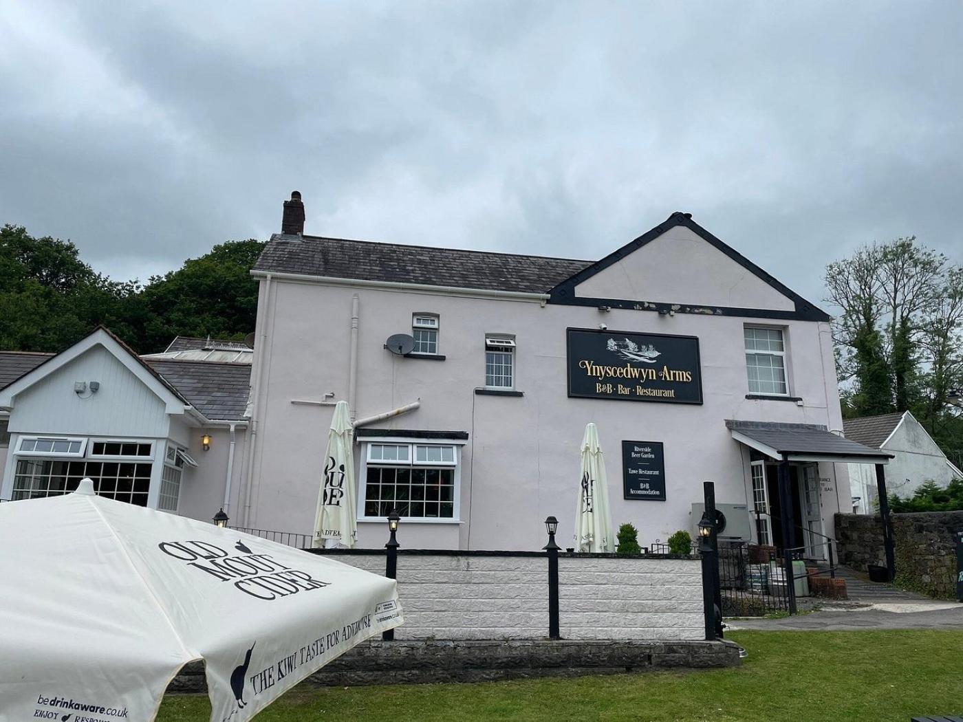 Ynyscedwyn Arms 호텔 Ystradgynlais 외부 사진