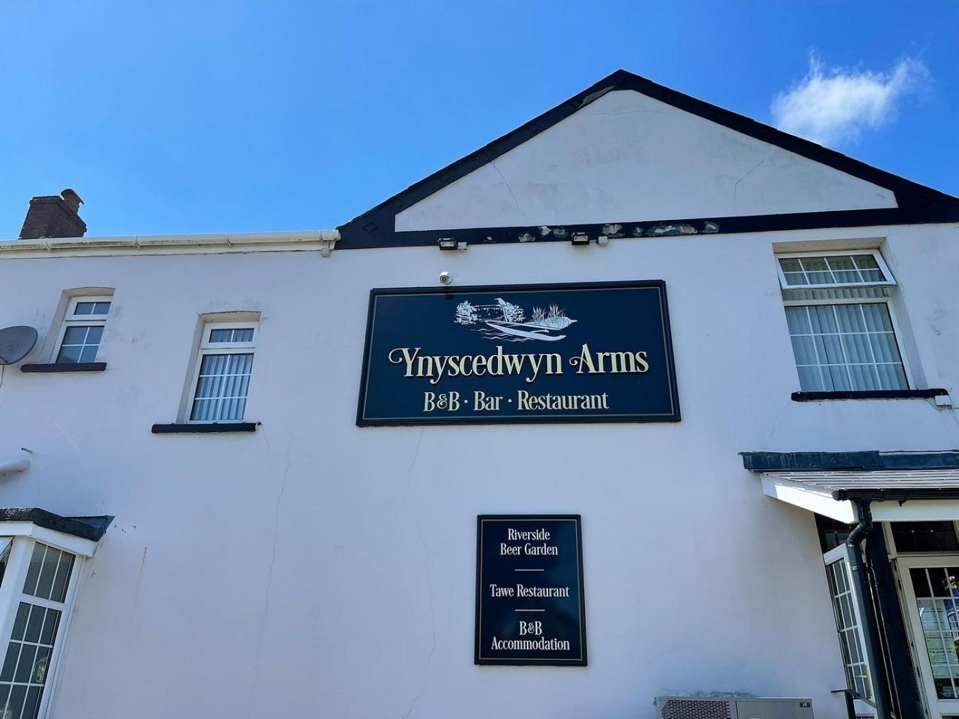 Ynyscedwyn Arms 호텔 Ystradgynlais 외부 사진